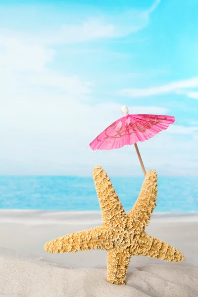 Deniz yıldızı ile pink şemsiye — Stok fotoğraf