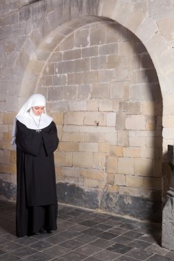 eski kilisede genç Rahibe
