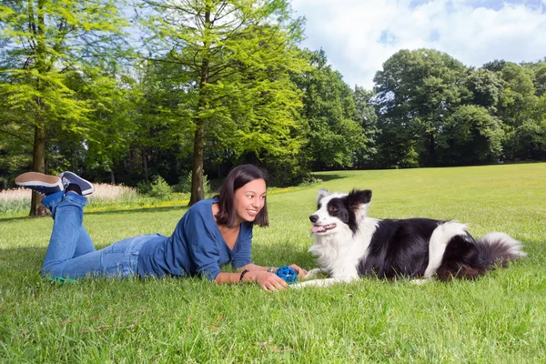 Hravý pes a žena — Stock fotografie