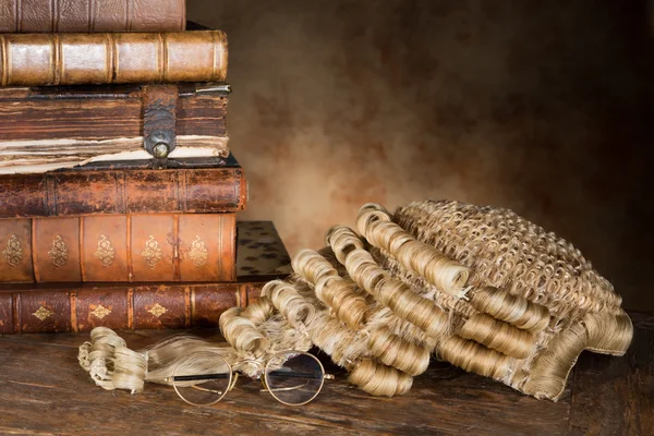 Peluca de abogado y libros — Foto de Stock