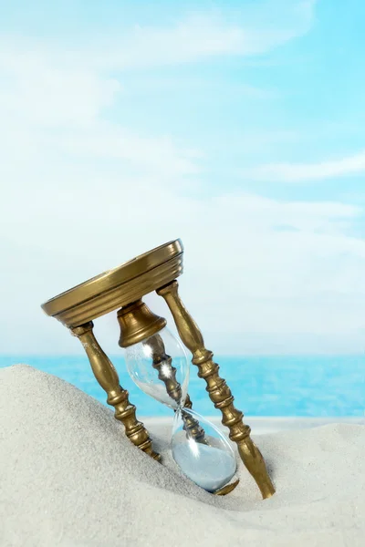 Hourglass on the beach — Stock Photo, Image