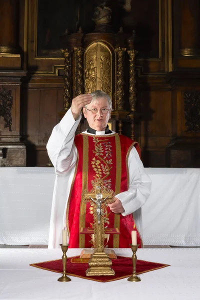 Bênção durante a missa católica — Fotografia de Stock