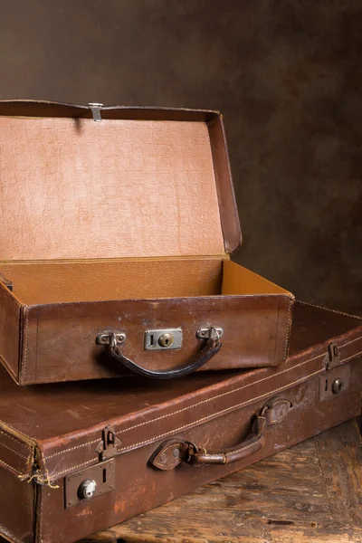 Античний відкриті валізи — стокове фото