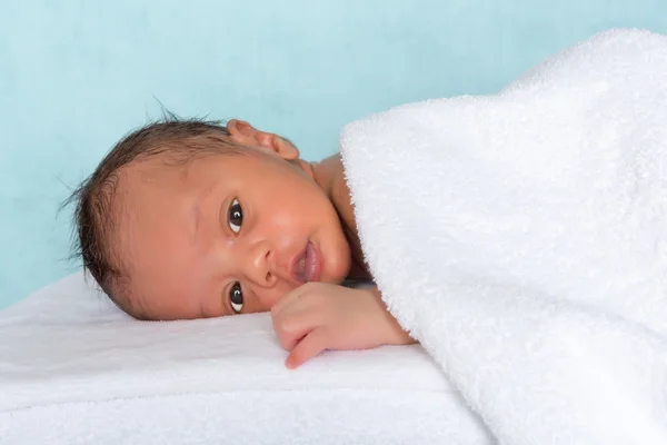 Невинный ребенок под полотенцем — стоковое фото
