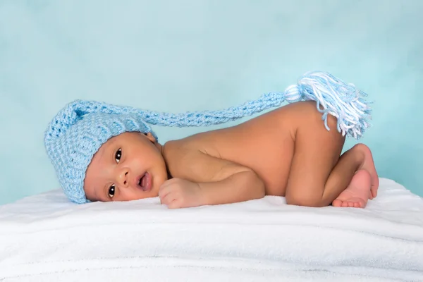 Lindo bebé recién nacido con sombrero — Foto de Stock