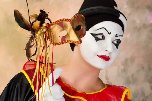 Pierrot met Venetië masker — Stockfoto