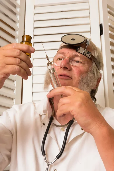 Doctor filling syringe — Stock Photo, Image