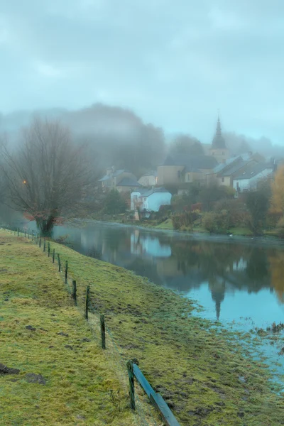 Misty aldeia na Bélgica — Fotografia de Stock