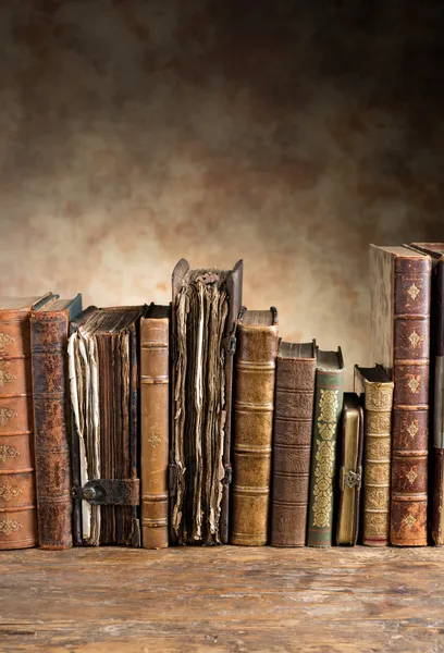 Ősi könyvek egy sorban — Stock Fotó