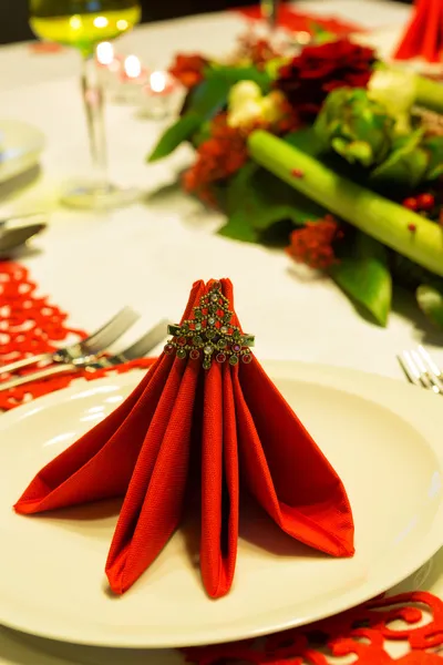 Guardanapos dobrados na mesa de Natal — Fotografia de Stock