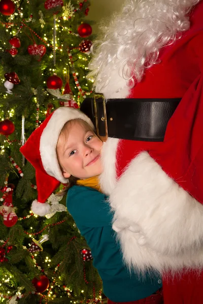 Gros câlin pour Père Noël claus — Photo