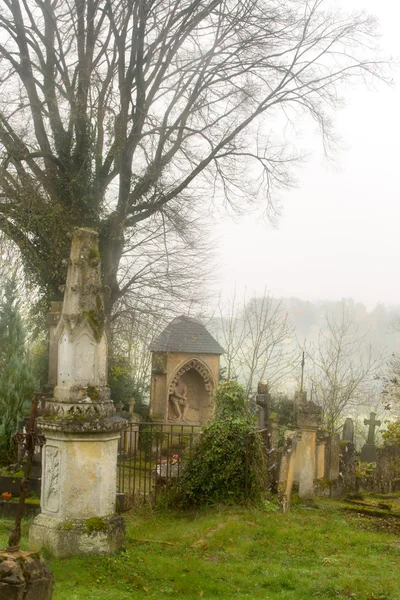 Cemitério nebuloso — Fotografia de Stock