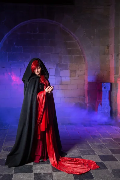 Gotische Dame im mittelalterlichen Schloss — Stockfoto