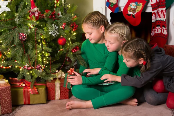 3 人の女の子とクリスマス ツリー — ストック写真