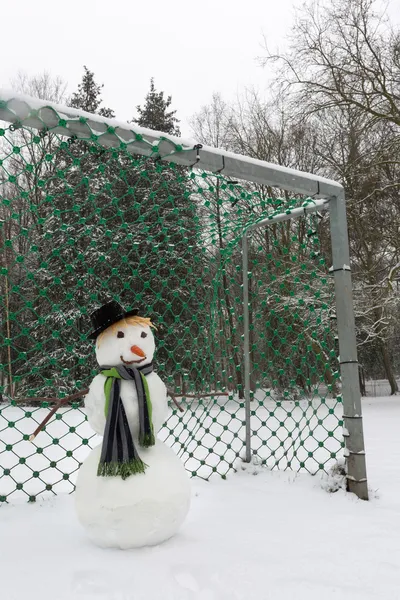 Hombre de nieve en el fútbol — Foto de Stock