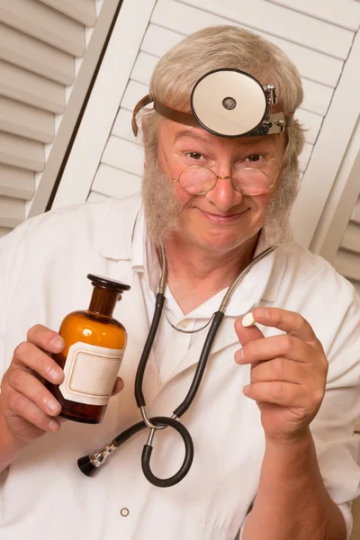 Docteur avec une grosse pilule — Photo