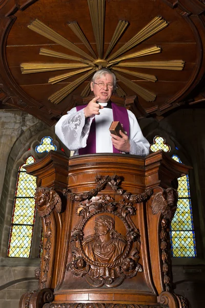 Antigo púlpito e sacerdote — Fotografia de Stock