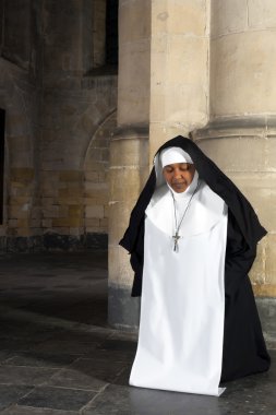 diz çökmüş Rahibe