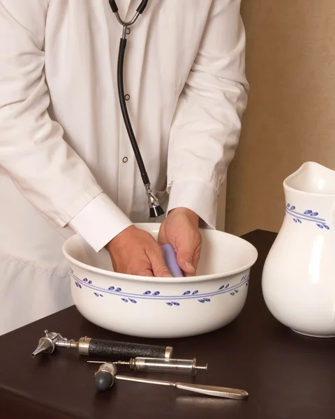 Vintage doctor washing hands — Stock Photo, Image