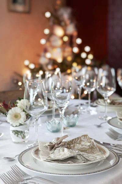 白いクリスマスの夕食のテーブル — ストック写真
