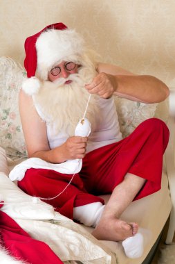 Noel Baba tamir çorap yapıyor