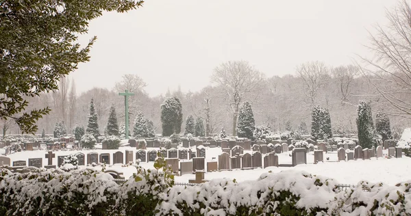 Mistige winter ochtend kerkhof — Stockfoto