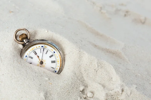 在沙子里的旧手表 — 图库照片