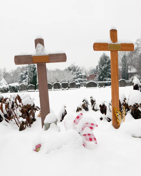 Child grave in the snow — Stock Photo, Image