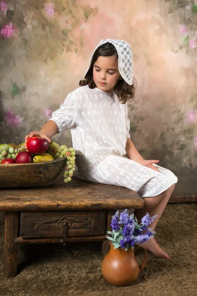 Menina vitoriana com tigela de frutas — Fotografia de Stock