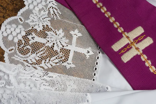 Sacerdote roubou em surplice — Fotografia de Stock