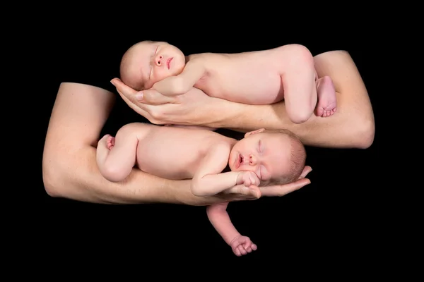 Bebês gêmeos recém-nascidos isolados — Fotografia de Stock