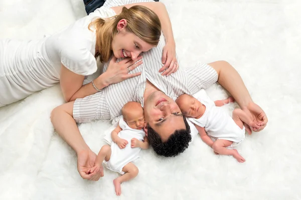 Gelukkige familie met twins — Stockfoto