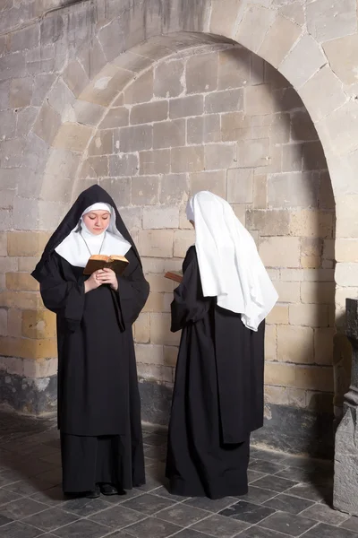 Zwei Nonnen in einem alten Kloster — Stockfoto