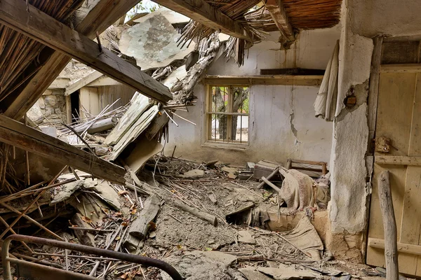 Casa abandonada com telhado desmoronado — Fotografia de Stock