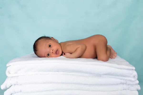 Biracial baby på handdukar — Stockfoto