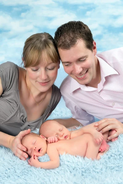 Happy couple with newborn twin babies — Stock Photo, Image