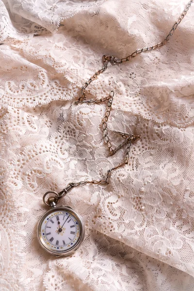 Montre de poche sur dentelle — Photo