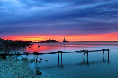 Deniz feneri gündoğumu