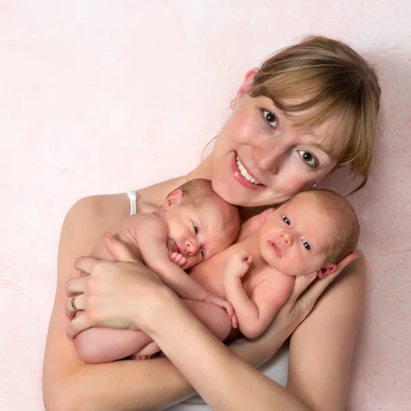 Mãe feliz com bebês gêmeos recém-nascidos — Fotografia de Stock