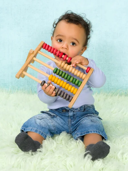 Bebé jugando con ábaco — Foto de Stock