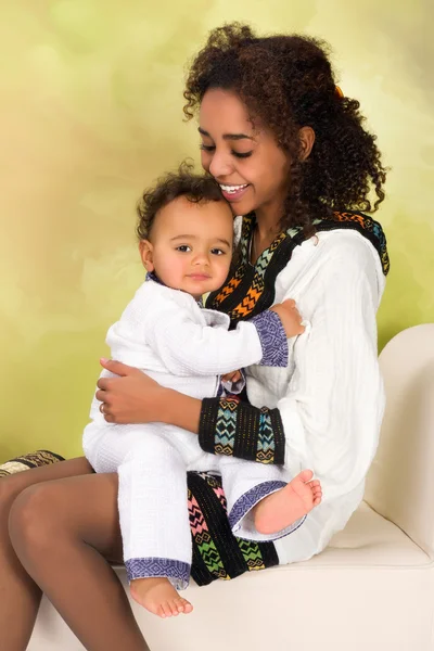 Etiópia mãe abraçando bebê — Fotografia de Stock