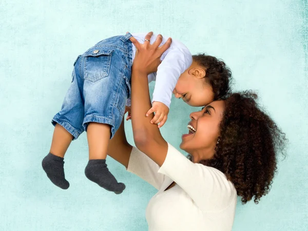 Mãe africana com bebê feliz — Fotografia de Stock