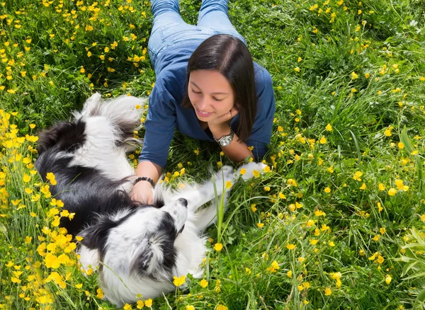 Собака и девушка расслабляются — стоковое фото