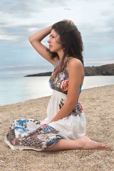 Menina de cabelo longo na praia — Fotografia de Stock