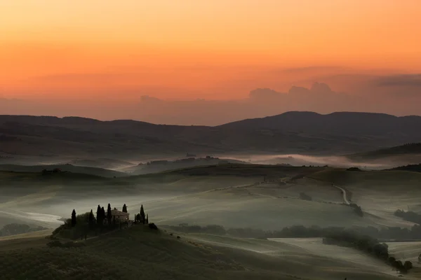 Amanhecer nas colinas da Toscana — Fotografia de Stock