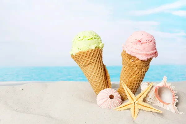 ビーチでアイスクリームを食べると — ストック写真