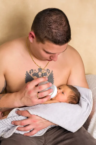 Pappa matar barnet — Stockfoto