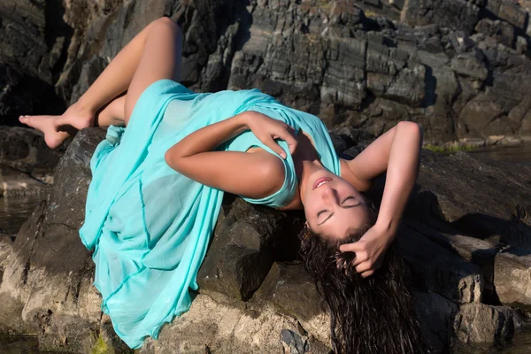 Sexig tjej på klipporna — Stockfoto