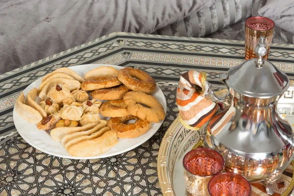 Bandeja de chá marroquino e biscoitos ramadan — Fotografia de Stock
