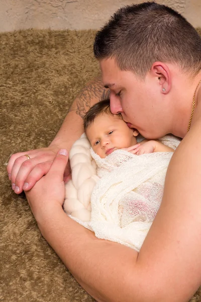 Père câlin bébé — Photo